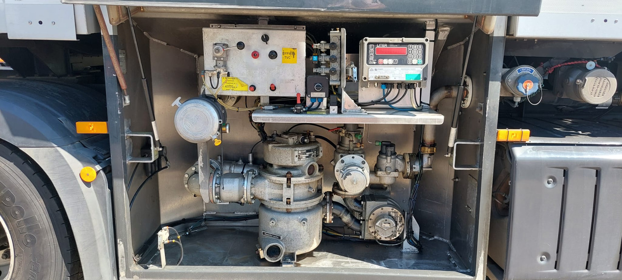 Camion cisternă MERCEDES Antos: Foto 14