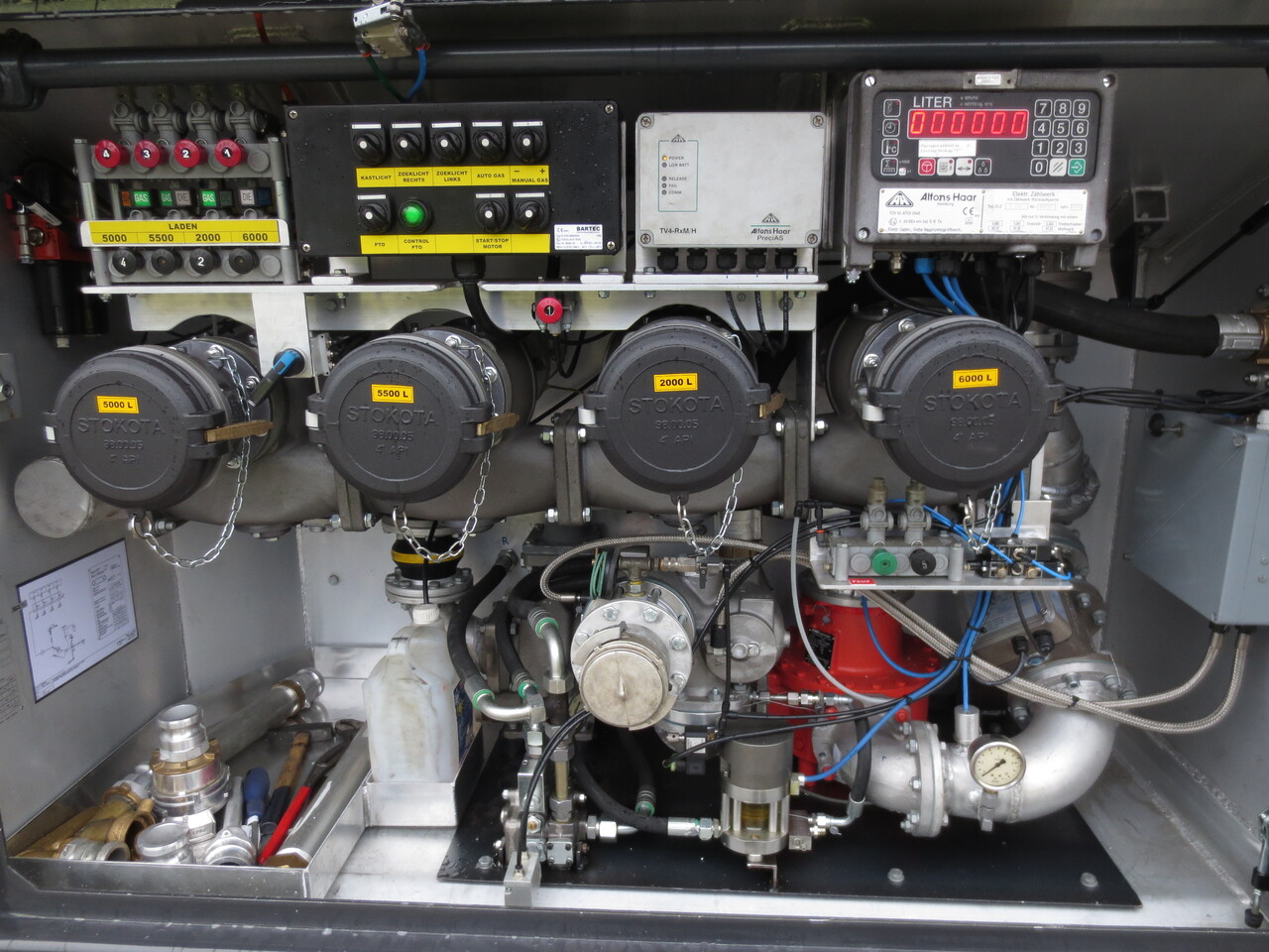 SCANIA G370 - Camion cisternă: Foto 4 SCANIA G370 - Camion cisternă: Foto 4