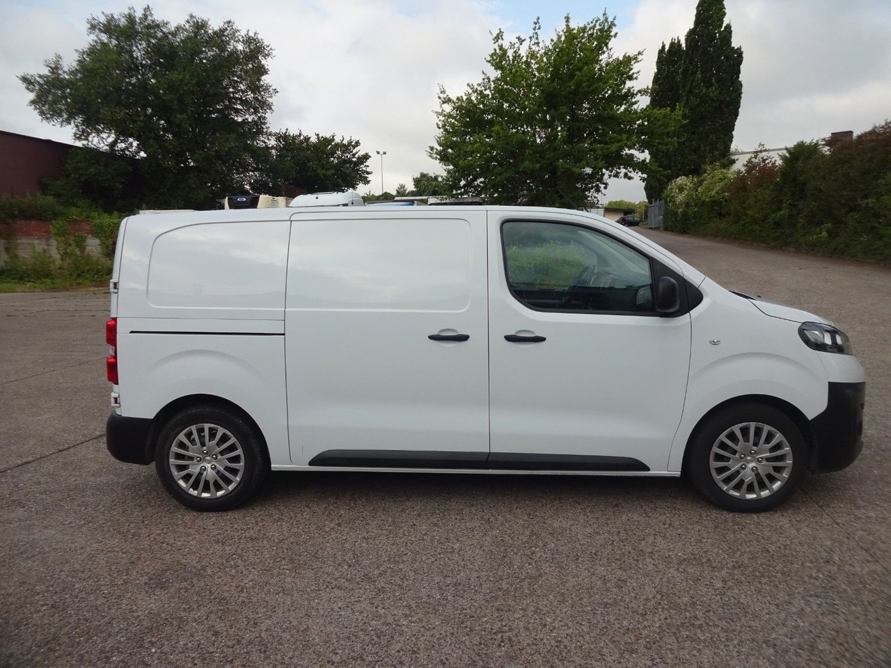 Opel Vivaro Kasten L1H1, Klima, PDC, Tempomat - Autoutilitară compactă: Foto 4 Opel Vivaro Kasten L1H1, Klima, PDC, Tempomat - Autoutilitară compactă: Foto 4