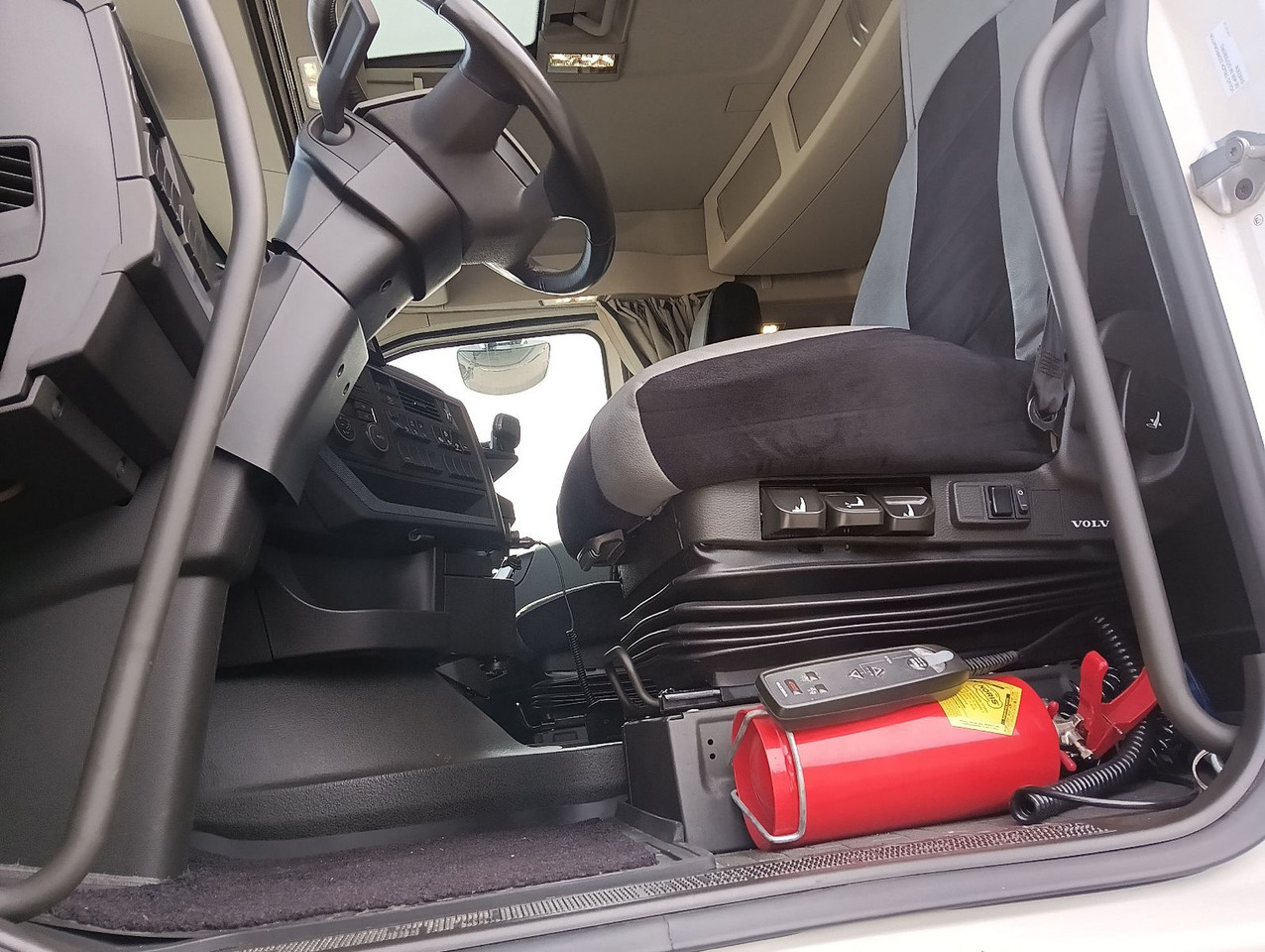 Volvo FH500 8x4R RETARDER LIFT MEILLER-Asphalt FunkAHK - Camion basculantă: Foto 5 Volvo FH500 8x4R RETARDER LIFT MEILLER-Asphalt FunkAHK - Camion basculantă: Foto 5