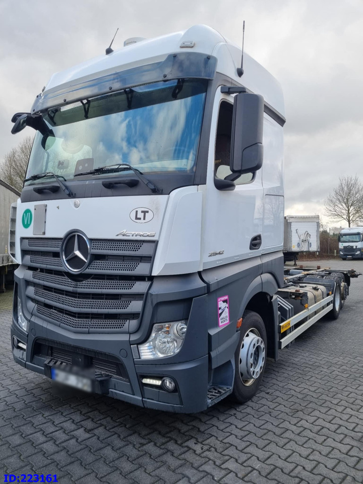 MERCEDES-BENZ Actros 2542 BDF 6x2 Euro6 - Camion şasiu: Foto 1 MERCEDES-BENZ Actros 2542 BDF 6x2 Euro6 - Camion şasiu: Foto 1