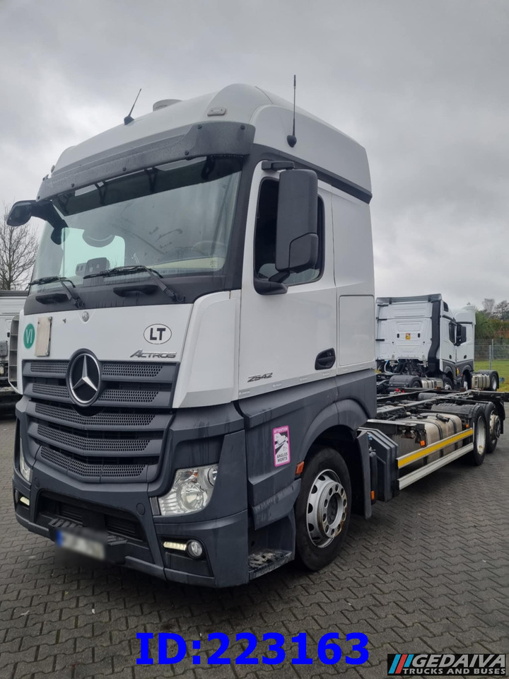 MERCEDES-BENZ Actros 2542 BDF 6x2 Euro6 - Camion şasiu: Foto 2 MERCEDES-BENZ Actros 2542 BDF 6x2 Euro6 - Camion şasiu: Foto 2