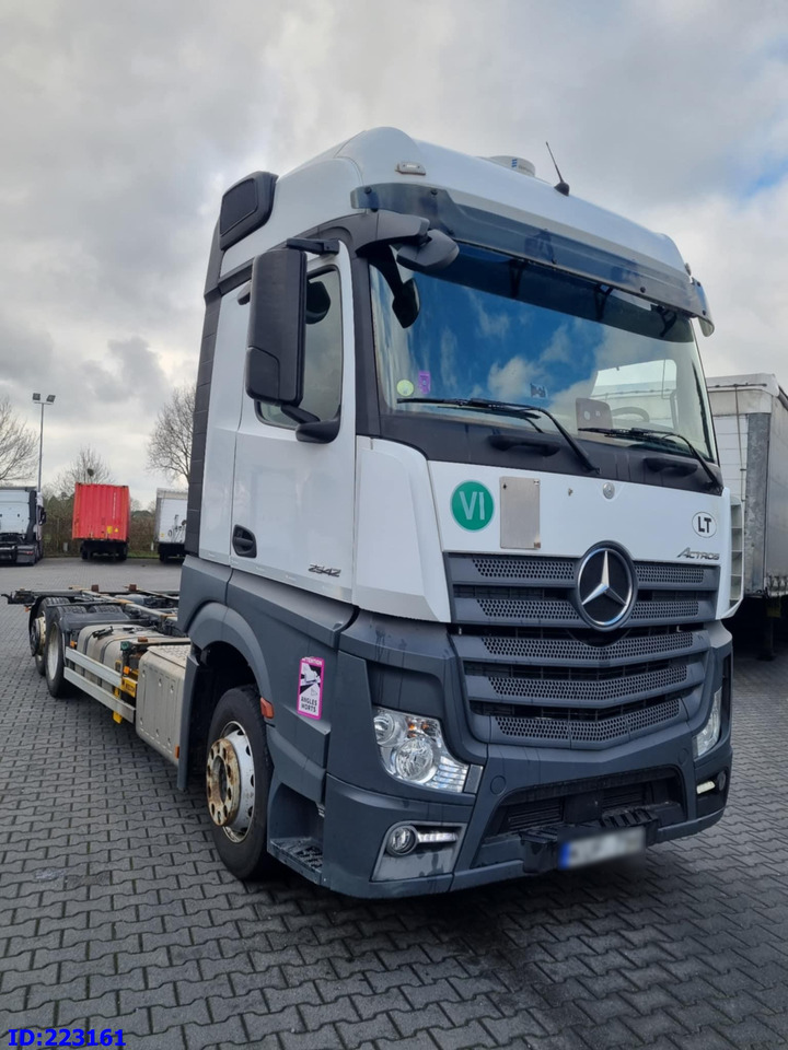 MERCEDES-BENZ Actros 2542 BDF 6x2 Euro6 - Camion şasiu: Foto 2 MERCEDES-BENZ Actros 2542 BDF 6x2 Euro6 - Camion şasiu: Foto 2
