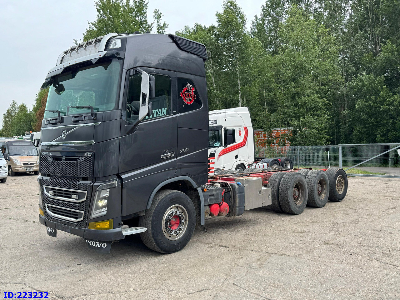 VOLVO FH16 700HP 8X4 Big Axles - Camion şasiu: Foto 1 VOLVO FH16 700HP 8X4 Big Axles - Camion şasiu: Foto 1