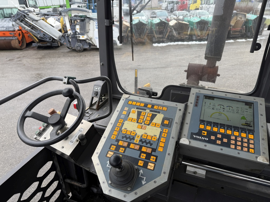 Finisor de asfalt Volvo ABG P 6870 C (111729): Foto 9