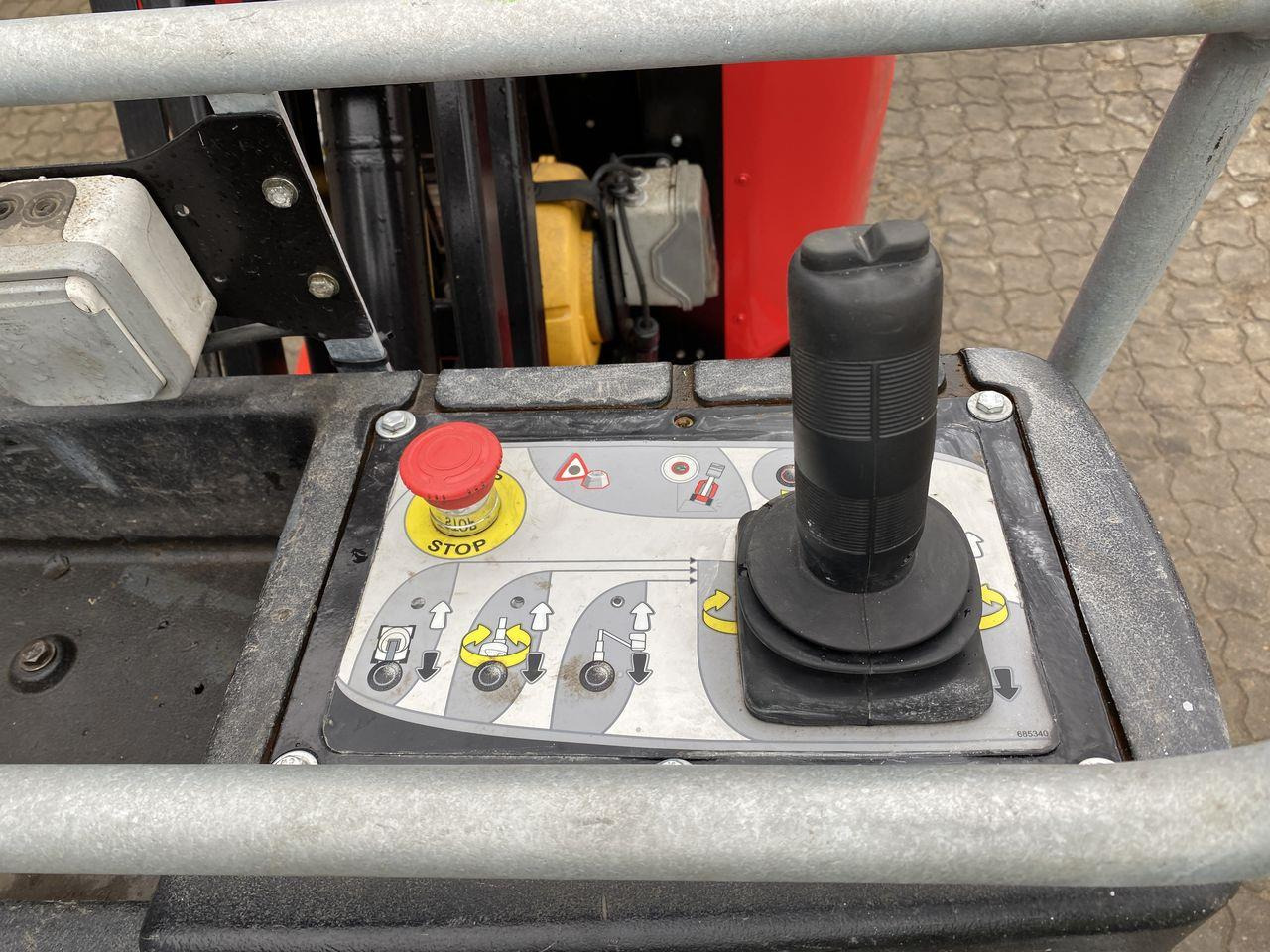 Manitou 100VJR - Platformă verticală: Foto 3 Manitou 100VJR - Platformă verticală: Foto 3