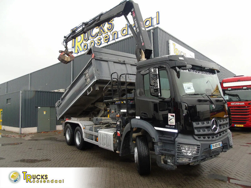 Mercedes-Benz Arocs 2643 + HIAB HIDUO 188B-3 + 6X4 + 3 SIDE TIPPER - Camion cu macara: Foto 1 Mercedes-Benz Arocs 2643 + HIAB HIDUO 188B-3 + 6X4 + 3 SIDE TIPPER - Camion cu macara: Foto 1