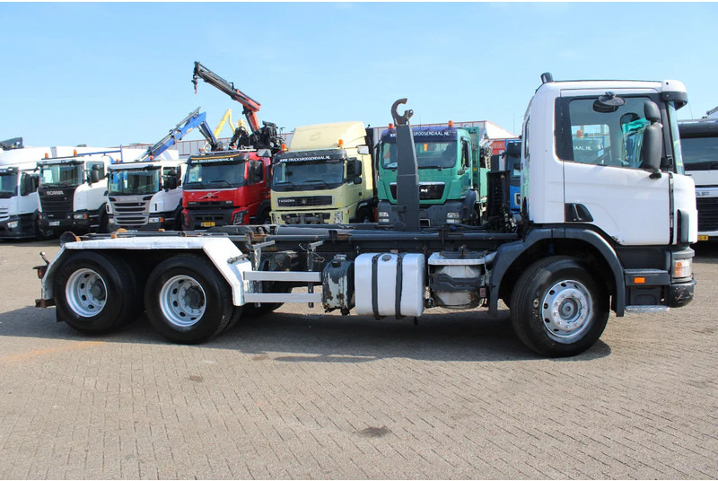 Scania P124-360 + HOOK + 6X2 + MANUAL + EURO 2 - Camion cu cârlig: Foto 2 Scania P124-360 + HOOK + 6X2 + MANUAL + EURO 2 - Camion cu cârlig: Foto 2