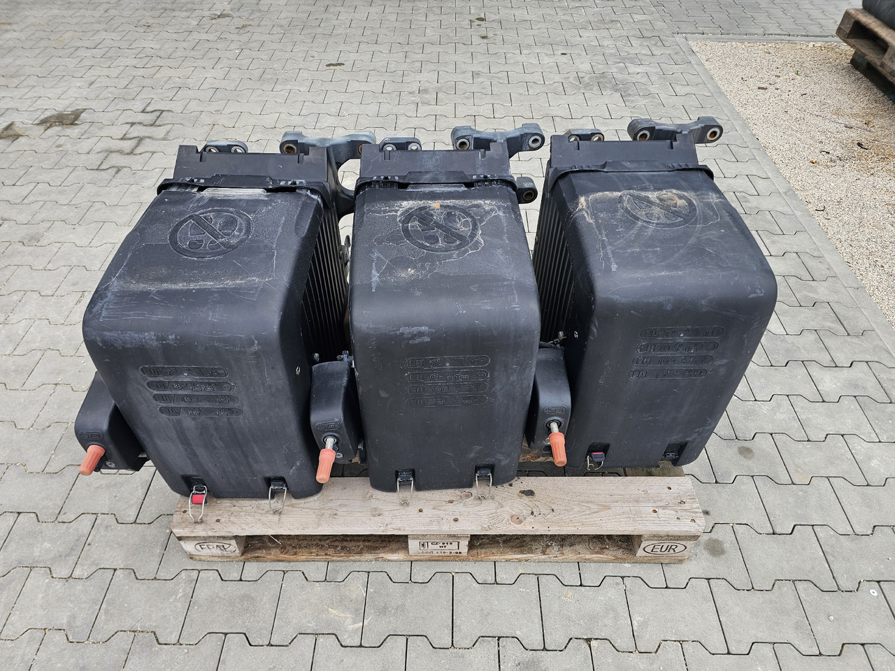 DAF XF106 EURO 6 / VERTICAL BATTERY BOX - Acumulator: Foto 1 DAF XF106 EURO 6 / VERTICAL BATTERY BOX - Acumulator: Foto 1