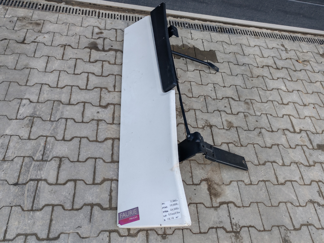 RENAULT RANGE T EURO 6 / HIGH CAB / RIGHT SPOILER - Aerodinamică/ Spoiler: Foto 2 RENAULT RANGE T EURO 6 / HIGH CAB / RIGHT SPOILER - Aerodinamică/ Spoiler: Foto 2