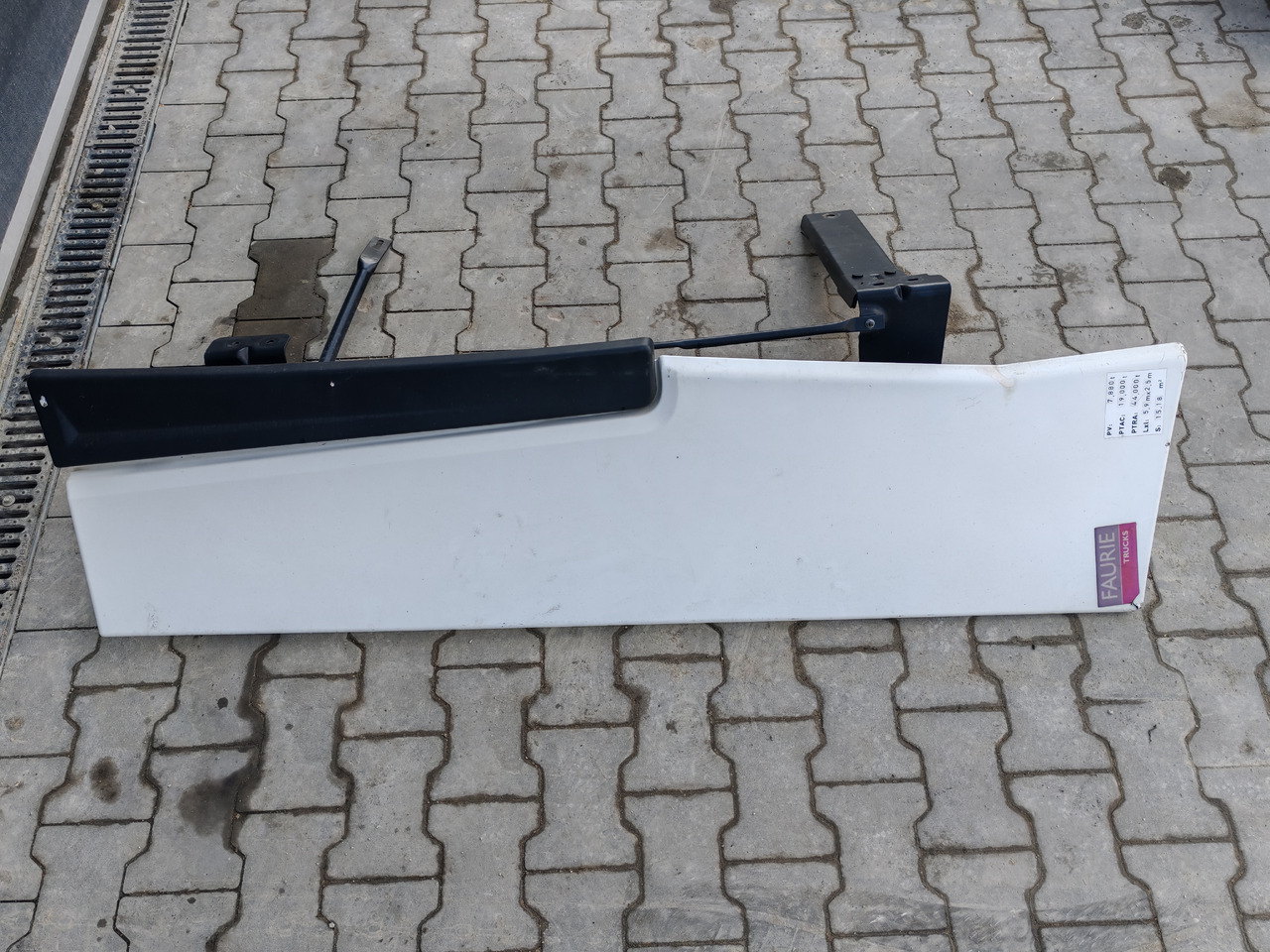 RENAULT RANGE T EURO 6 / HIGH CAB / RIGHT SPOILER - Aerodinamică/ Spoiler: Foto 3 RENAULT RANGE T EURO 6 / HIGH CAB / RIGHT SPOILER - Aerodinamică/ Spoiler: Foto 3