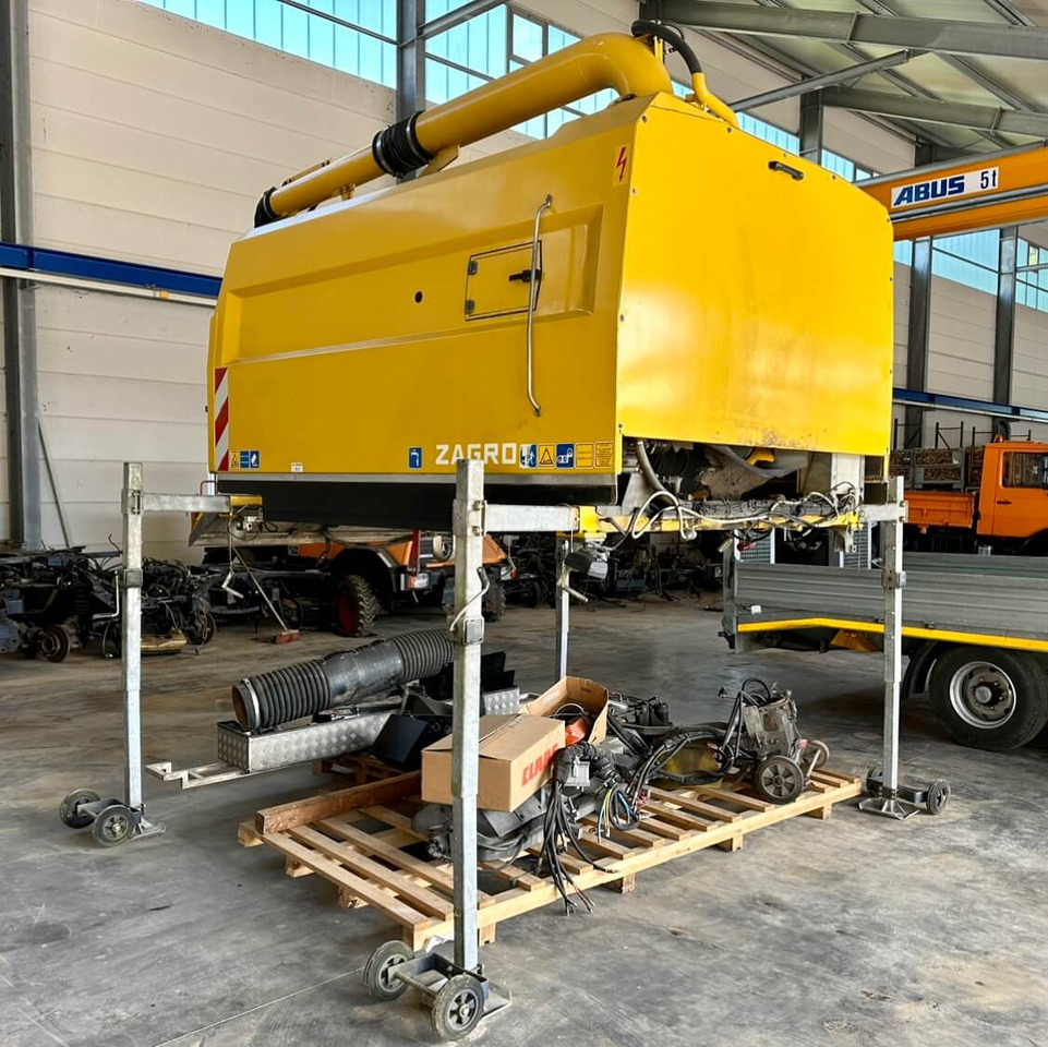 Unimog Aufbaukehrmaschine Trilety SK-370 - Măturătoare stradală: Foto 1 Unimog Aufbaukehrmaschine Trilety SK-370 - Măturătoare stradală: Foto 1