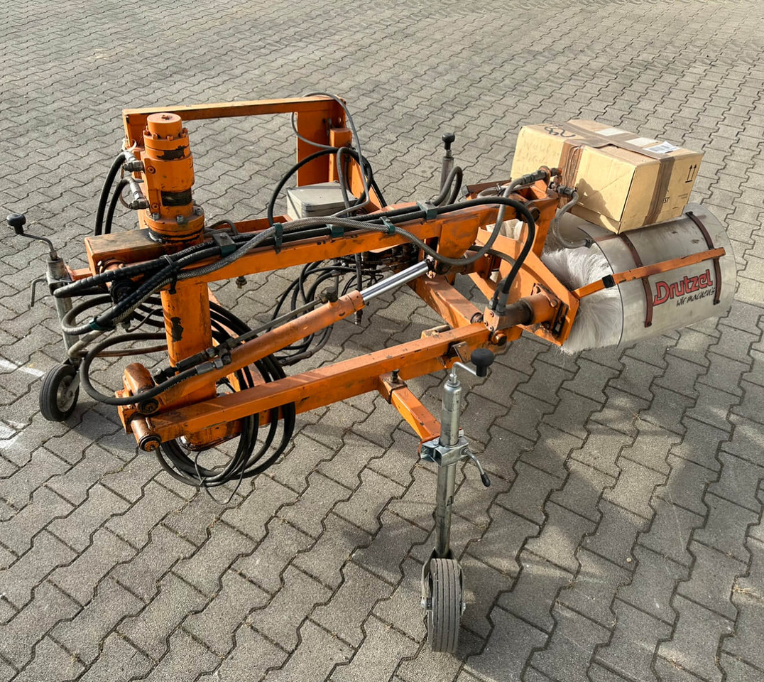 Unimog Leitpfostenwaschgerät Drutzel LWG-U-300 - Perie: Foto 5 Unimog Leitpfostenwaschgerät Drutzel LWG-U-300 - Perie: Foto 5