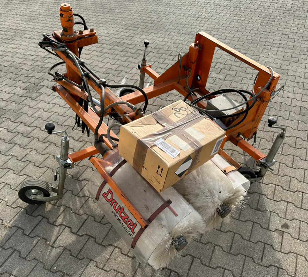 Unimog Leitpfostenwaschgerät Drutzel LWG-U-300 - Perie: Foto 3 Unimog Leitpfostenwaschgerät Drutzel LWG-U-300 - Perie: Foto 3