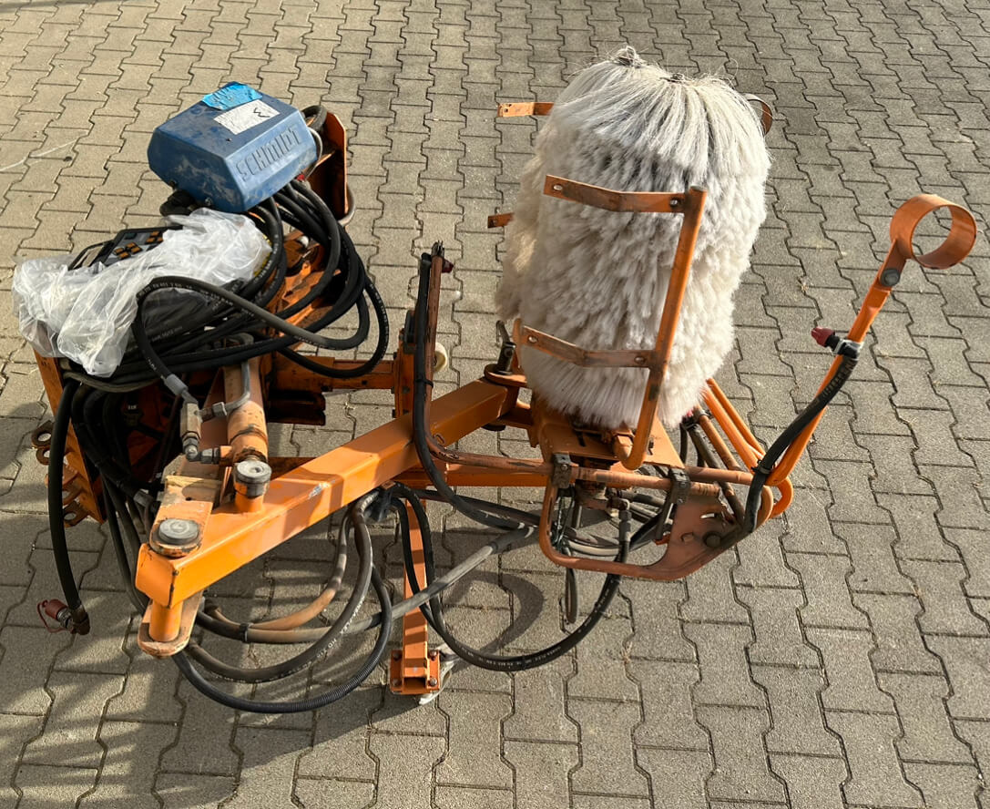 Unimog Leitpfostenwaschgerät Schmidt RPS-H - Perie: Foto 3 Unimog Leitpfostenwaschgerät Schmidt RPS-H - Perie: Foto 3