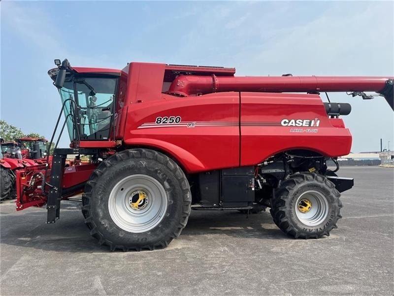 Case IH 8250 Axial-Flow New and unused combine - Combină de recoltat cereale: Foto 1 Case IH 8250 Axial-Flow New and unused combine - Combină de recoltat cereale: Foto 1