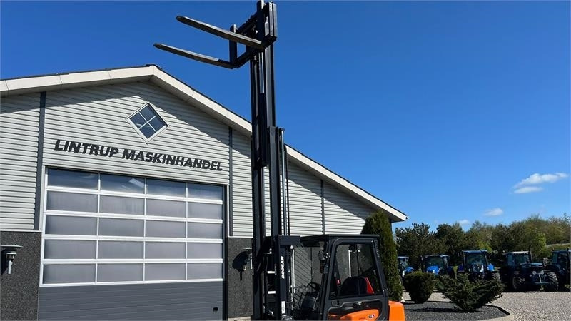 Doosan D30 G med kabine og KUN 57 TIMER FRA NY, MED TIME - Stivuitor diesel: Foto 5 Doosan D30 G med kabine og KUN 57 TIMER FRA NY, MED TIME - Stivuitor diesel: Foto 5