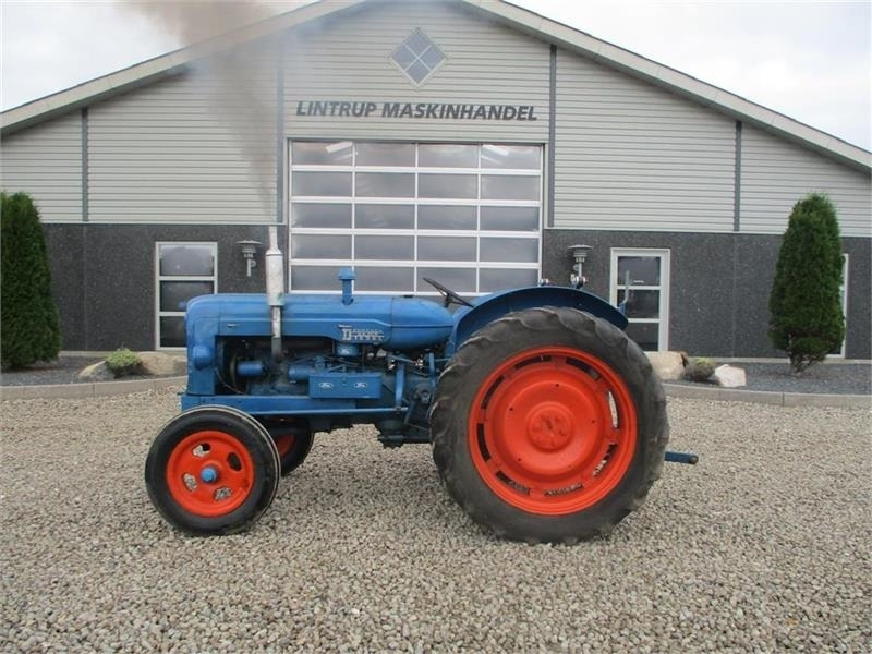 Fordson Major Diesel traktor - Tractor agricol: Foto 1 Fordson Major Diesel traktor - Tractor agricol: Foto 1