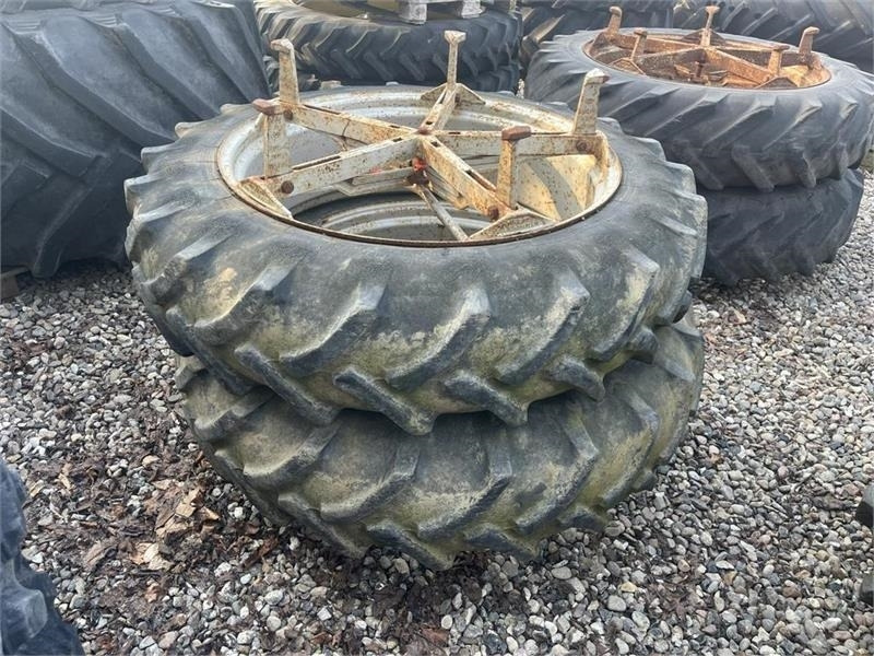 Pirelli 12,4R36 Molcon 5 arme bred - Anvelopă pentru Utilaje agricole: Foto 1 Pirelli 12,4R36 Molcon 5 arme bred - Anvelopă pentru Utilaje agricole: Foto 1