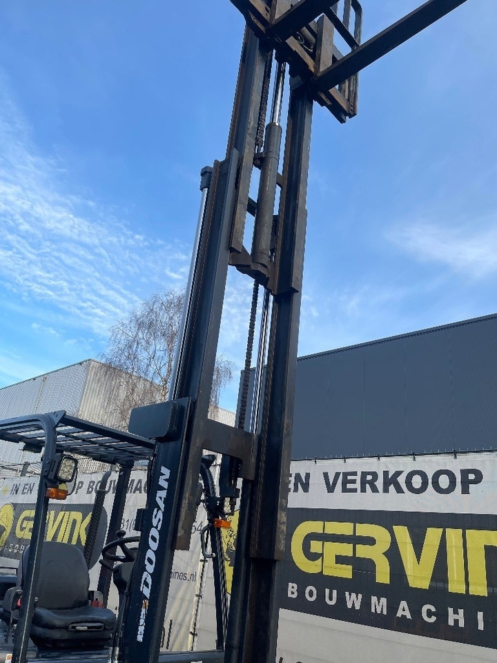 Doosan D40 SC-7 - Stivuitor diesel: Foto 5 Doosan D40 SC-7 - Stivuitor diesel: Foto 5