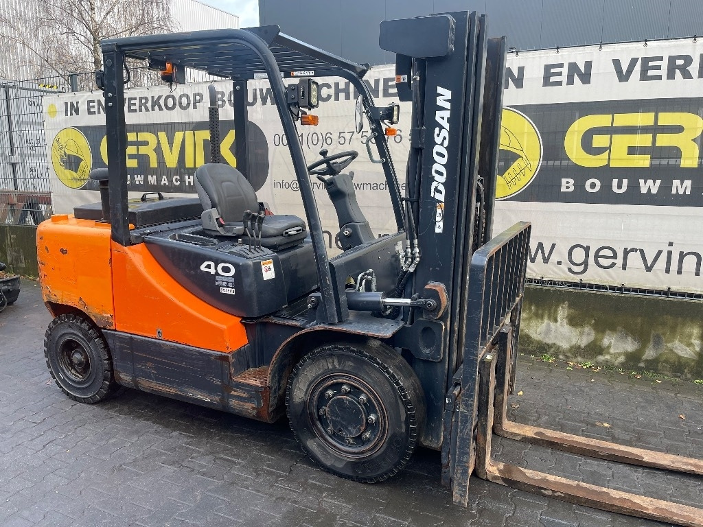Doosan D40 SC-7 - Stivuitor diesel: Foto 3 Doosan D40 SC-7 - Stivuitor diesel: Foto 3