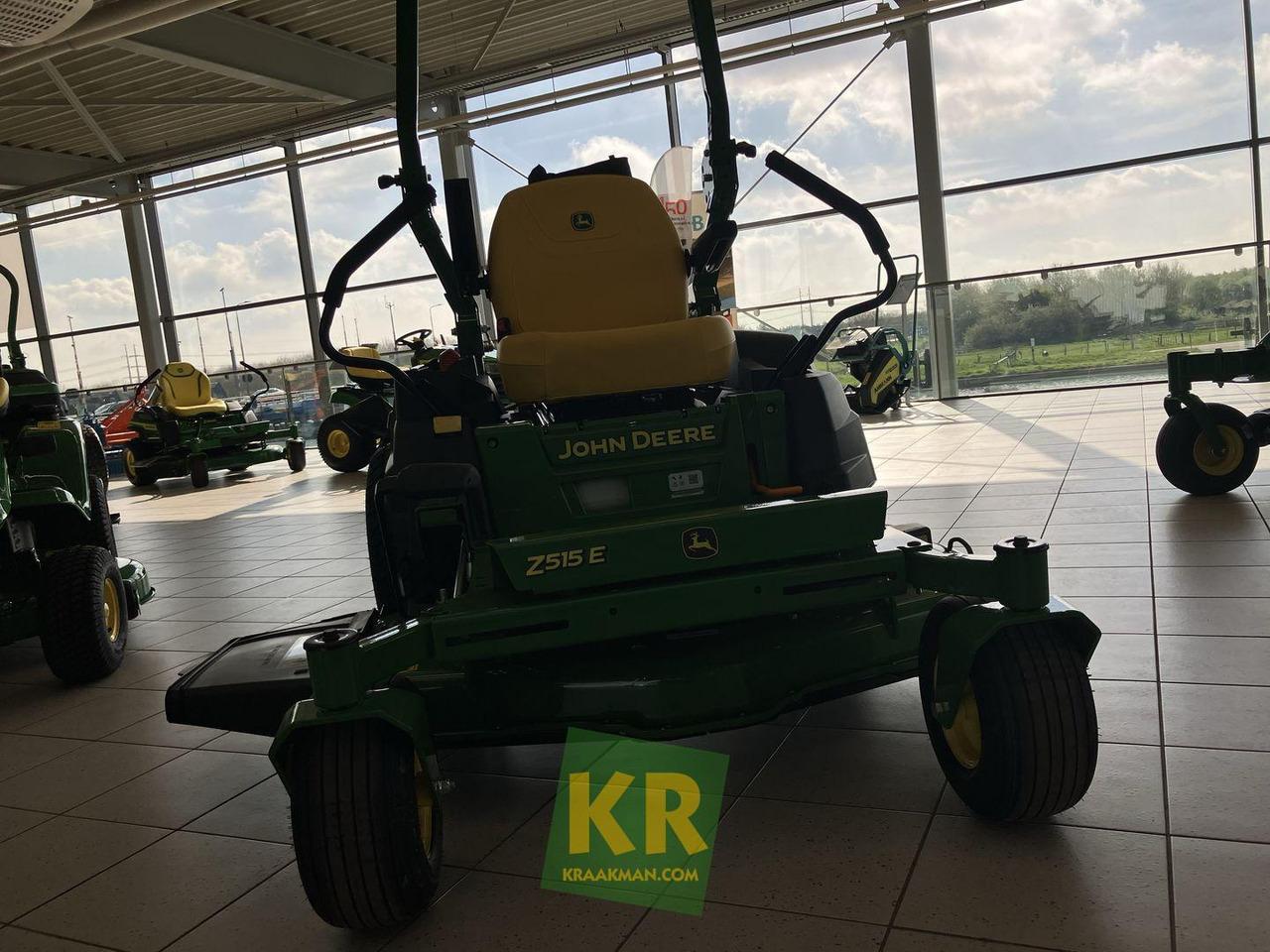 Z515E ZEROTURN John Deere - Maşină de tuns iarba: Foto 2 Z515E ZEROTURN John Deere - Maşină de tuns iarba: Foto 2