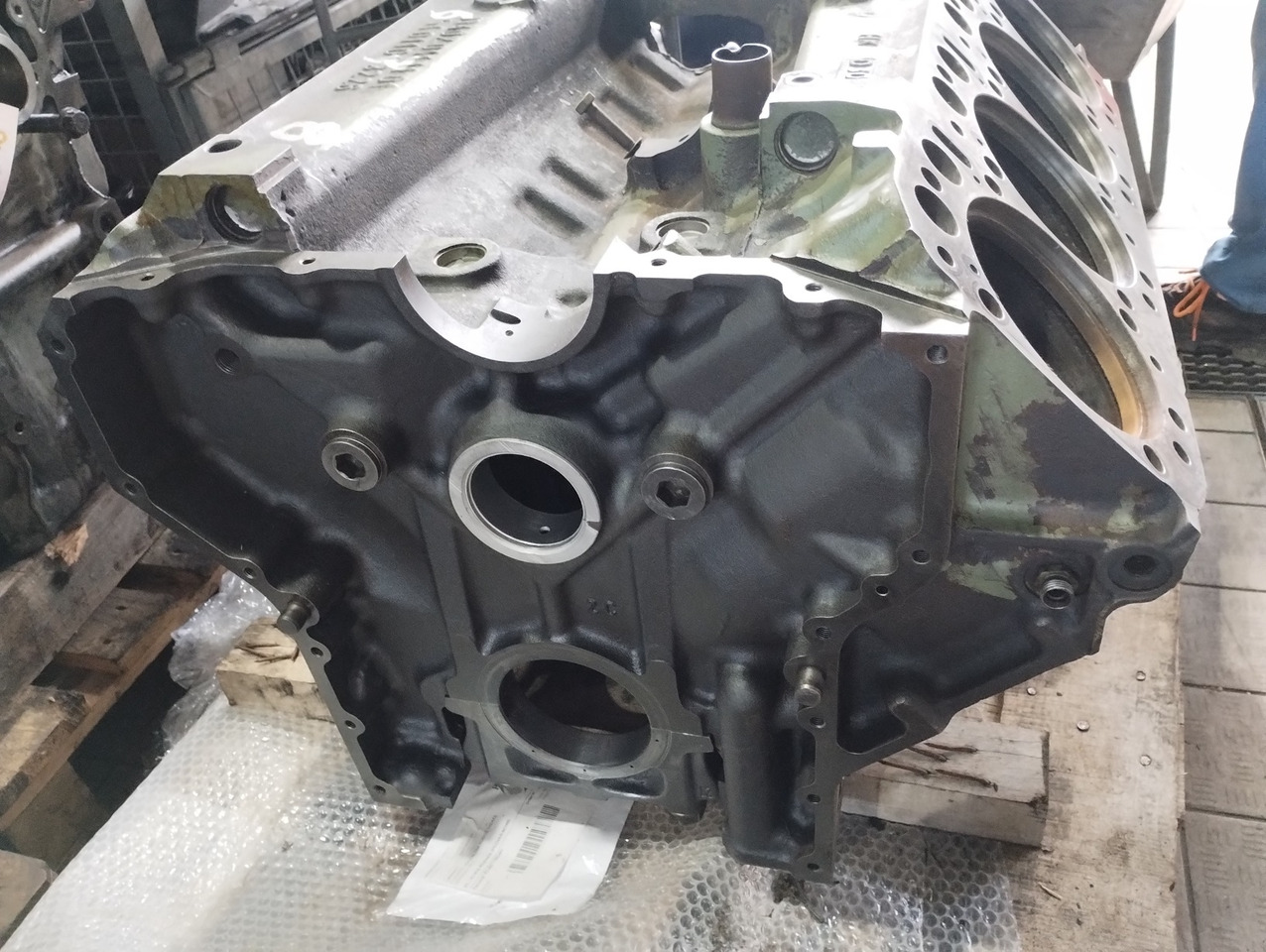 BLOK SILNIKA Mercedes OM 402 V8 - Blocul cilindrilor pentru Camion: Foto 4 BLOK SILNIKA Mercedes OM 402 V8 - Blocul cilindrilor pentru Camion: Foto 4