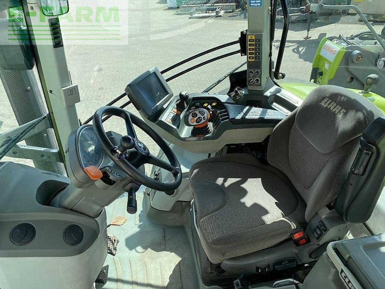 CLAAS axion 830 cmatic CMATIC - Tractor agricol: Foto 4 CLAAS axion 830 cmatic CMATIC - Tractor agricol: Foto 4