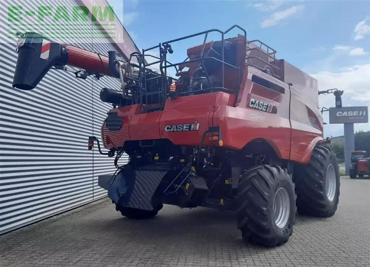 Case-IH 8250 axial-flow 8250 med 35 fod varioskærebord - Combină de recoltat cereale: Foto 3 Case-IH 8250 axial-flow 8250 med 35 fod varioskærebord - Combină de recoltat cereale: Foto 3