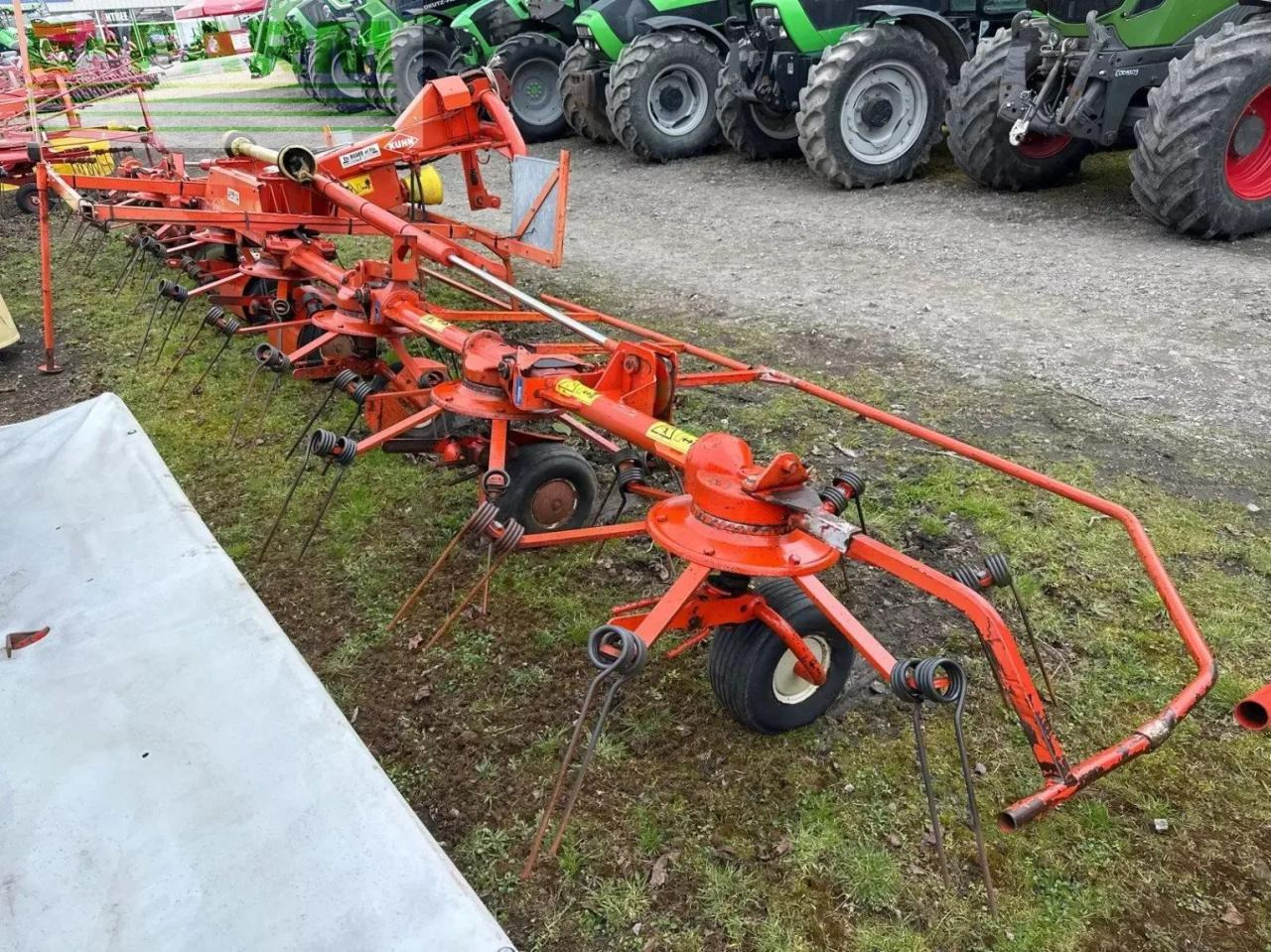 Kuhn faneuse gf8501mh kuhn - Maşină de întors fânul: Foto 4 Kuhn faneuse gf8501mh kuhn - Maşină de întors fânul: Foto 4