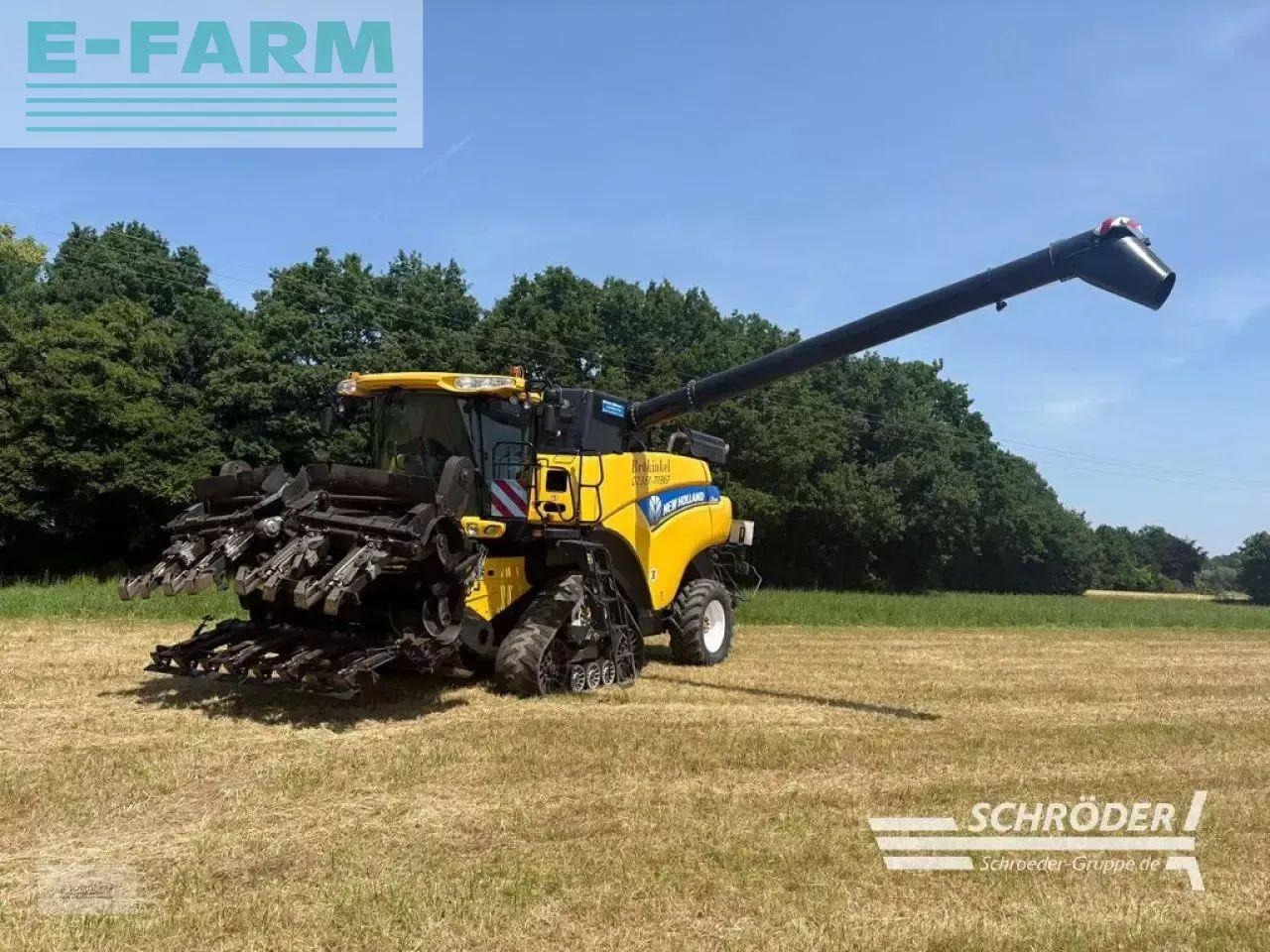 New Holland cr 8080 + schneidwerk + maispflücker - Combină de recoltat cereale: Foto 3 New Holland cr 8080 + schneidwerk + maispflücker - Combină de recoltat cereale: Foto 3