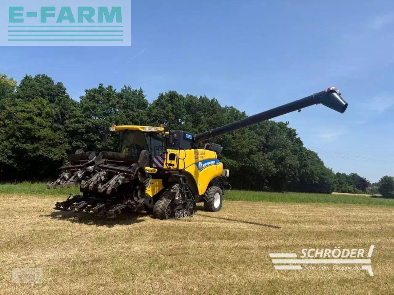 New Holland cr 8080 + schneidwerk + maispflücker - Combină de recoltat cereale: Foto 2 New Holland cr 8080 + schneidwerk + maispflücker - Combină de recoltat cereale: Foto 2