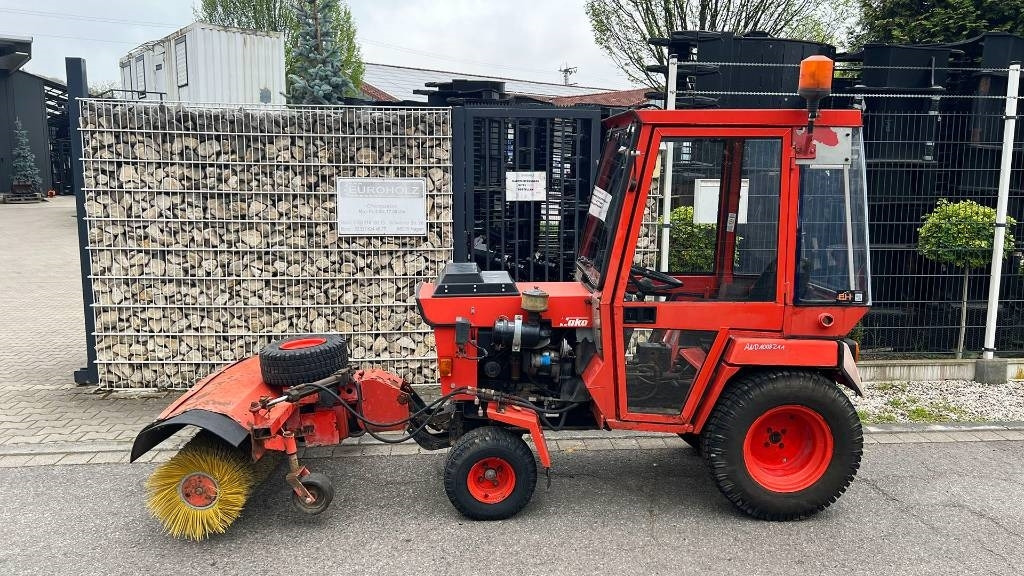 Hako 2300 D Kleintraktor, hyrd. Kehrmaschine, Zapfwelle - Tractor comunal: Foto 1 Hako 2300 D Kleintraktor, hyrd. Kehrmaschine, Zapfwelle - Tractor comunal: Foto 1