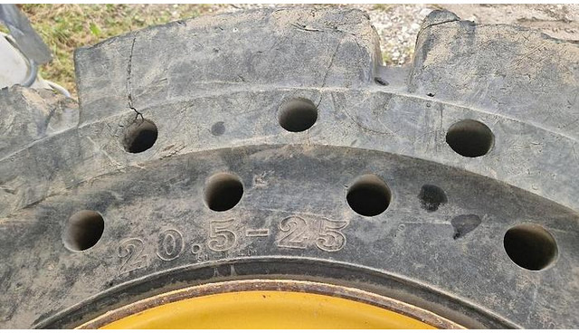 Big Vollgummi Räder 20,5 x 25 mit Volvo Felgen - Anvelopă: Foto 5 Big Vollgummi Räder 20,5 x 25 mit Volvo Felgen - Anvelopă: Foto 5