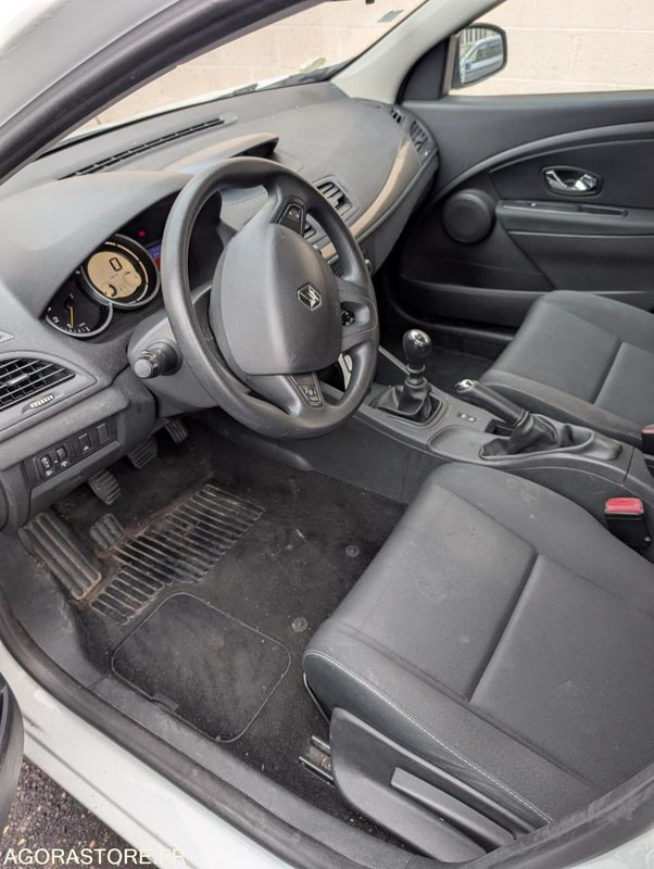 BERLINE MEGANE RENAULT 1.5 DCI BON ETAT 5 PLACES 200 010 KM - Automobil: Foto 2 BERLINE MEGANE RENAULT 1.5 DCI BON ETAT 5 PLACES 200 010 KM - Automobil: Foto 2