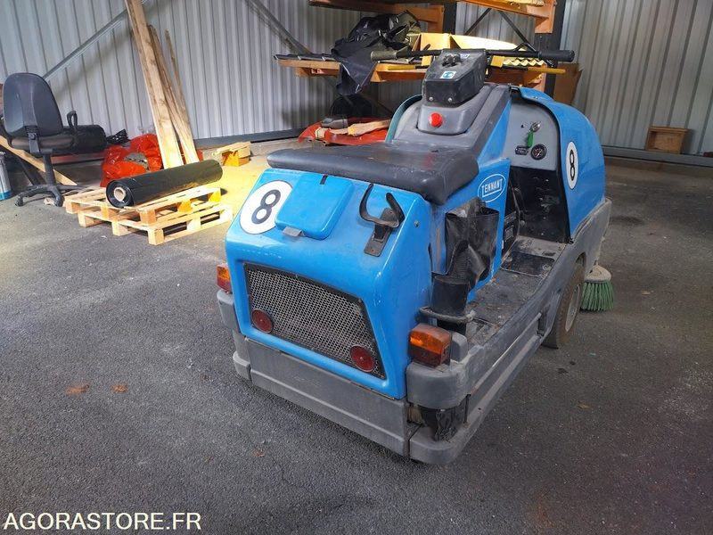 Balayeuse aspiratrice de trottoirs TENNANT LITTER HAWK 4100 - Măturătoare stradală: Foto 2 Balayeuse aspiratrice de trottoirs TENNANT LITTER HAWK 4100 - Măturătoare stradală: Foto 2