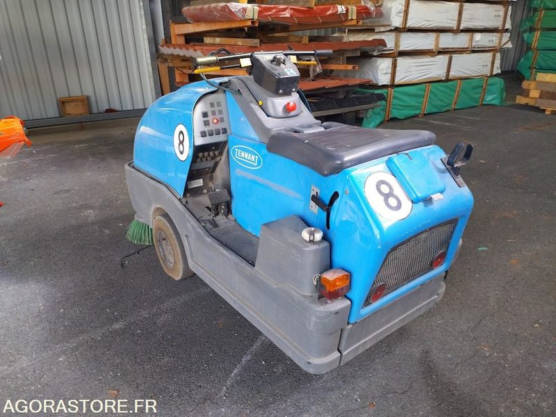 Balayeuse aspiratrice de trottoirs TENNANT LITTER HAWK 4100 - Măturătoare stradală: Foto 3 Balayeuse aspiratrice de trottoirs TENNANT LITTER HAWK 4100 - Măturătoare stradală: Foto 3