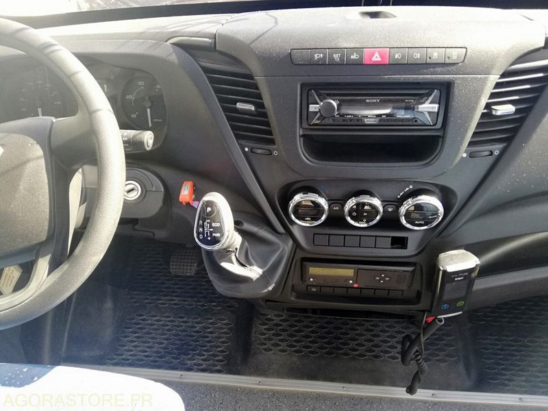 Bus Iveco UNVI 70C17 - 2017 - 120 000 km - Autobuz școlar: Foto 3 Bus Iveco UNVI 70C17 - 2017 - 120 000 km - Autobuz școlar: Foto 3
