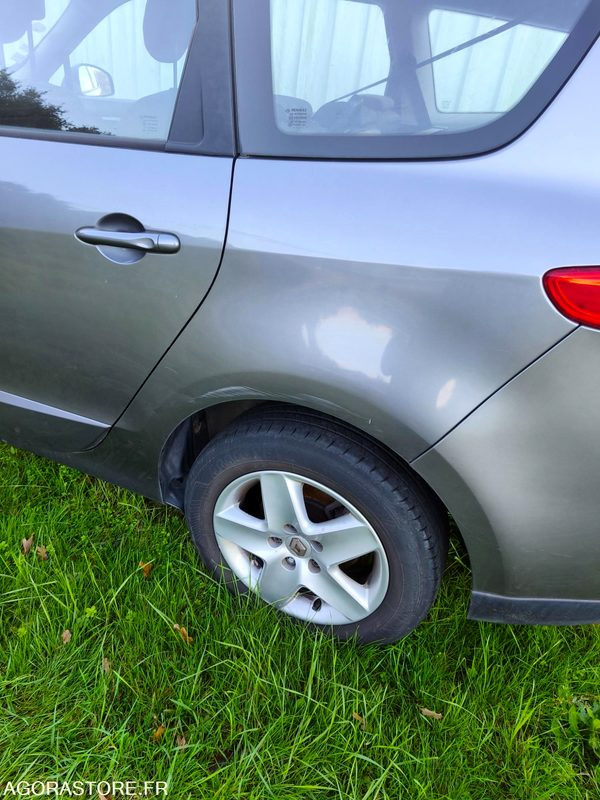 CZ-908-ES // RENAULT MEGANE SCENIC // 252 484 KMS - Automobil: Foto 5 CZ-908-ES // RENAULT MEGANE SCENIC // 252 484 KMS - Automobil: Foto 5