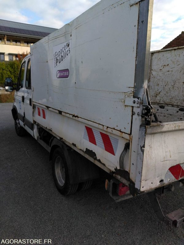 IVECO 35C13 N0 230 - Autoutilitară basculantă: Foto 2 IVECO 35C13 N0 230 - Autoutilitară basculantă: Foto 2