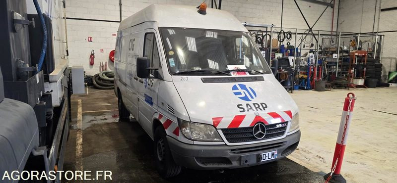 MERCEDES Sprinter fourgon 2006 175000Km Roulant sans CT PRO UNIQUEMENT - Dubă: Foto 1 MERCEDES Sprinter fourgon 2006 175000Km Roulant sans CT PRO UNIQUEMENT - Dubă: Foto 1