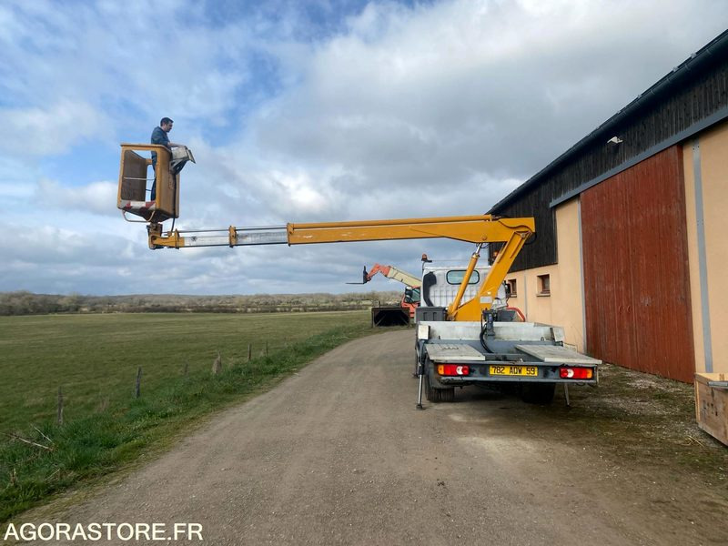 Nacelle Multitel 160 ALU DS monté sur Nissan Cabstar - Camion cu nacela: Foto 4 Nacelle Multitel 160 ALU DS monté sur Nissan Cabstar - Camion cu nacela: Foto 4