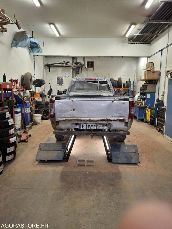 PICK UP D MAX ISUZU - Pick-up: Foto 2 PICK UP D MAX ISUZU - Pick-up: Foto 2