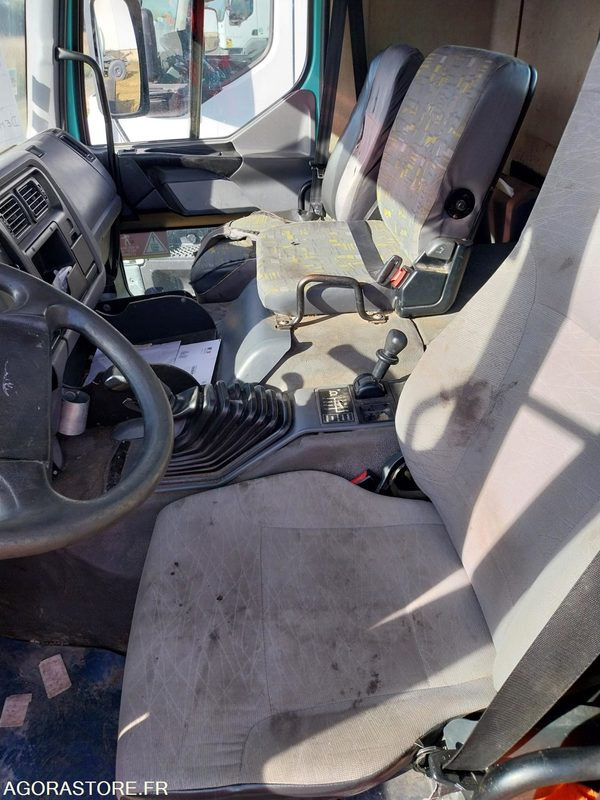 RENAULT PREMIUM 300-19 / 2001 / 816 010 km - Camion şasiu: Foto 5 RENAULT PREMIUM 300-19 / 2001 / 816 010 km - Camion şasiu: Foto 5