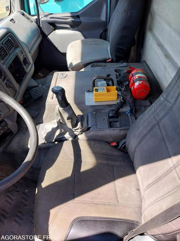 RENAULT PREMIUM 320-19 / 2005 / 445 375 km - Camion şasiu: Foto 4 RENAULT PREMIUM 320-19 / 2005 / 445 375 km - Camion şasiu: Foto 4