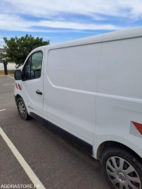 RENAULT Trafic VU 4p Fourgon FG-GCF L1 - 2015 - 313823 KM - P1511325 - Dubă: Foto 2 RENAULT Trafic VU 4p Fourgon FG-GCF L1 - 2015 - 313823 KM - P1511325 - Dubă: Foto 2