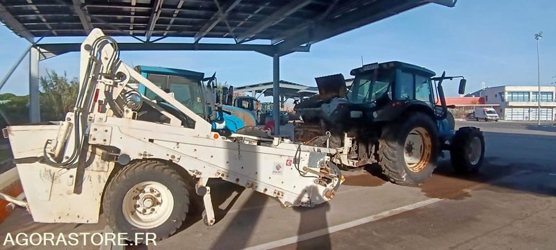 TRACTEUR VALTRA N101H CH-668EQ + CRIBLEUSE CANICAS T230H T141 6334H AM 2007 - Tractor agricol: Foto 2 TRACTEUR VALTRA N101H CH-668EQ + CRIBLEUSE CANICAS T230H T141 6334H AM 2007 - Tractor agricol: Foto 2