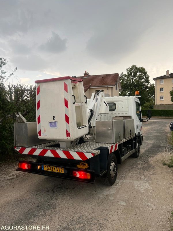 Nissan cabstar 2.5 dci nacelle 7m 129353km - Autoutilitară compactă: Foto 4 Nissan cabstar 2.5 dci nacelle 7m 129353km - Autoutilitară compactă: Foto 4