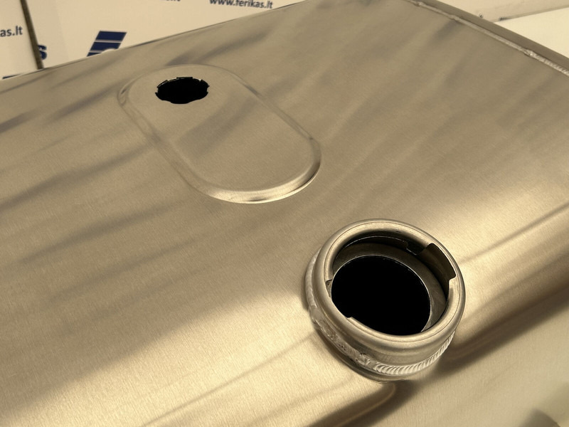 MAN New aluminum fuel tank 150L - Rezervor combustibil pentru Camion: Foto 4 MAN New aluminum fuel tank 150L - Rezervor combustibil pentru Camion: Foto 4