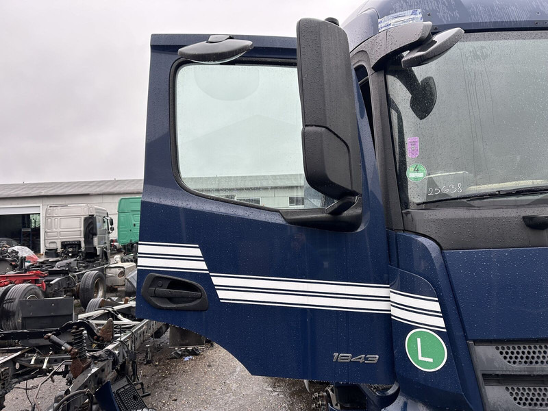 Mercedes-Benz right side low-roof cab doors - Uşă și piese pentru Camion: Foto 1 Mercedes-Benz right side low-roof cab doors - Uşă și piese pentru Camion: Foto 1